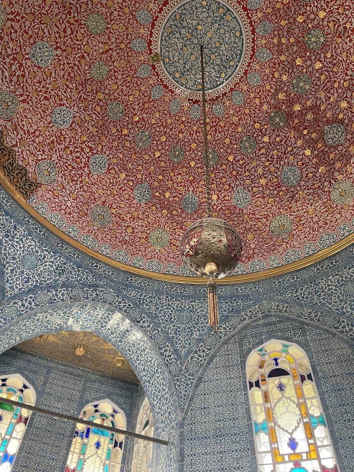 Plafond carrelé de manière complexe avec des motifs ornementaux.