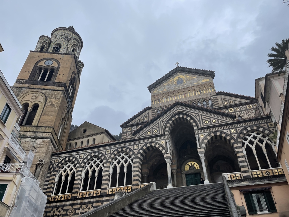 Façade d'une église historique avec des détails architecturaux complexes.