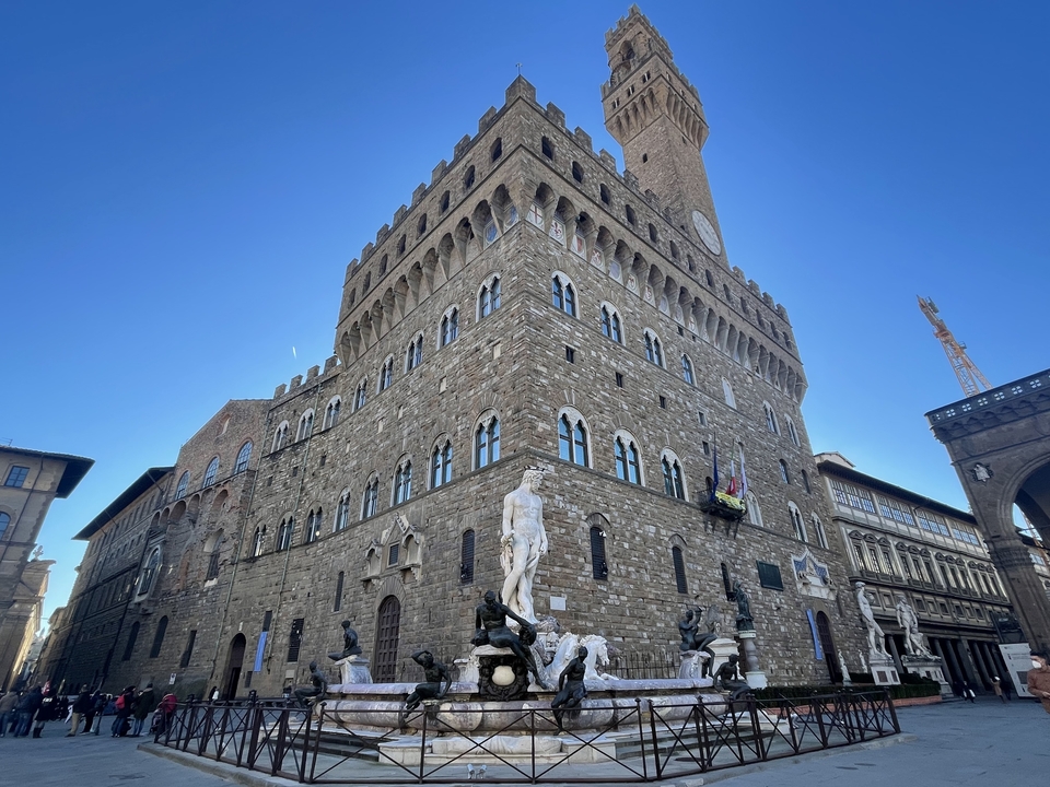 Un bâtiment historique avec des statues à Florence.
