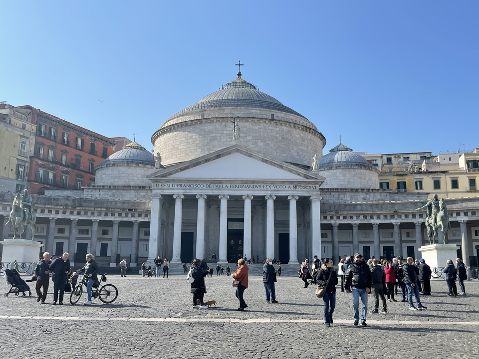 Une façade grandiose d'église avec des colonnes et des dômes.
