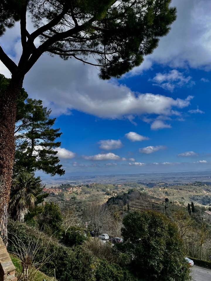 Une vue pittoresque d'une vallée avec des nuages au-dessus.