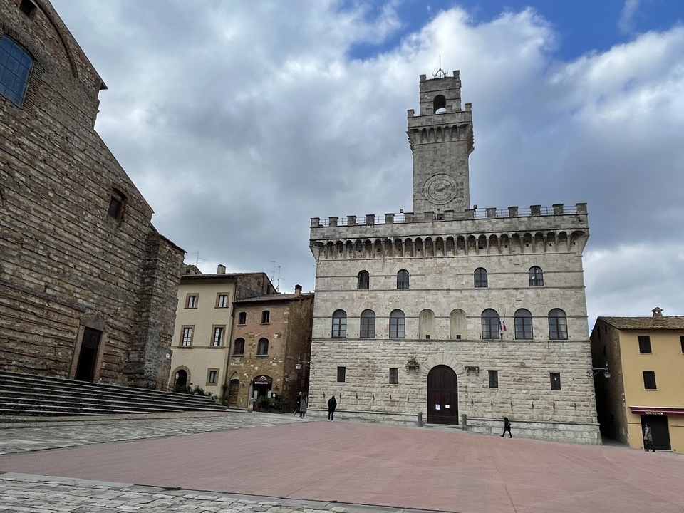 Un bâtiment historique avec une tour d'horloge par temps nuageux.