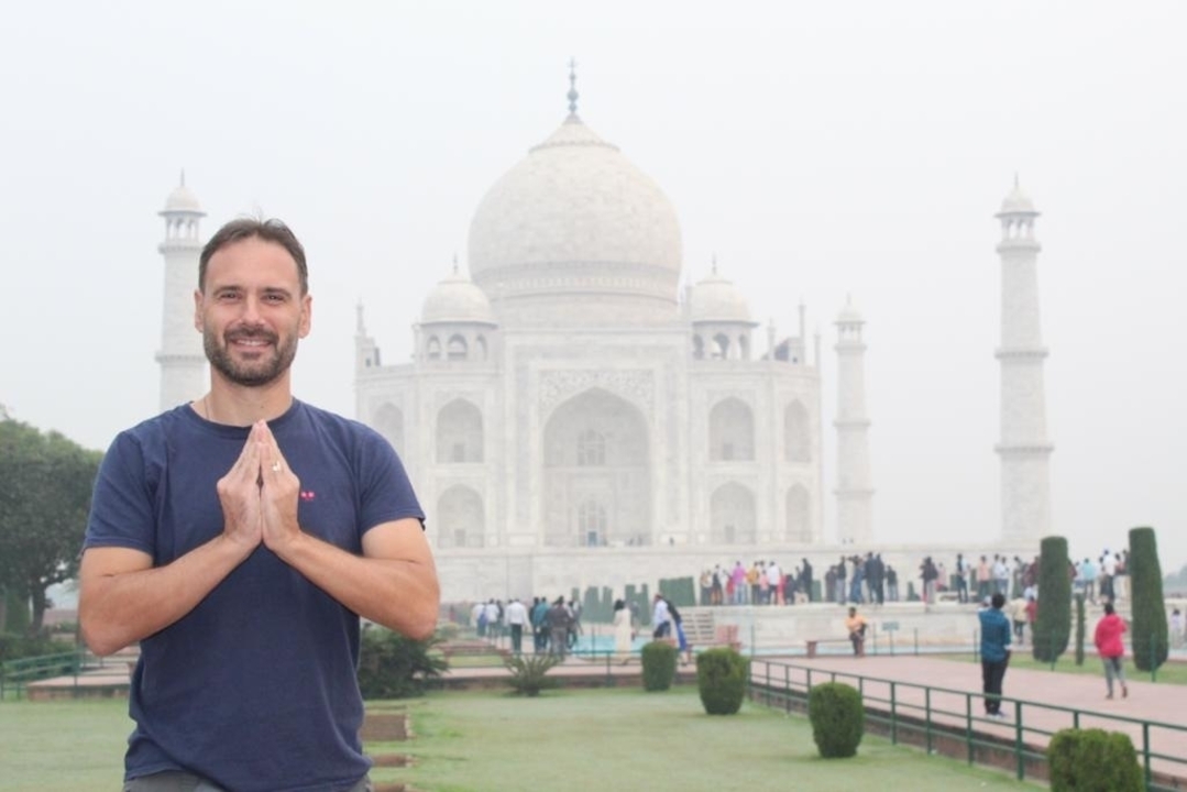 Un homme qui pose devant le Taj Mahal.