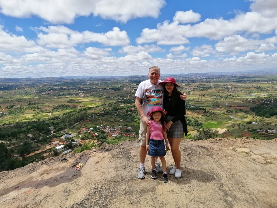 Portrait de famille sur une colline dominant un vaste paysage.