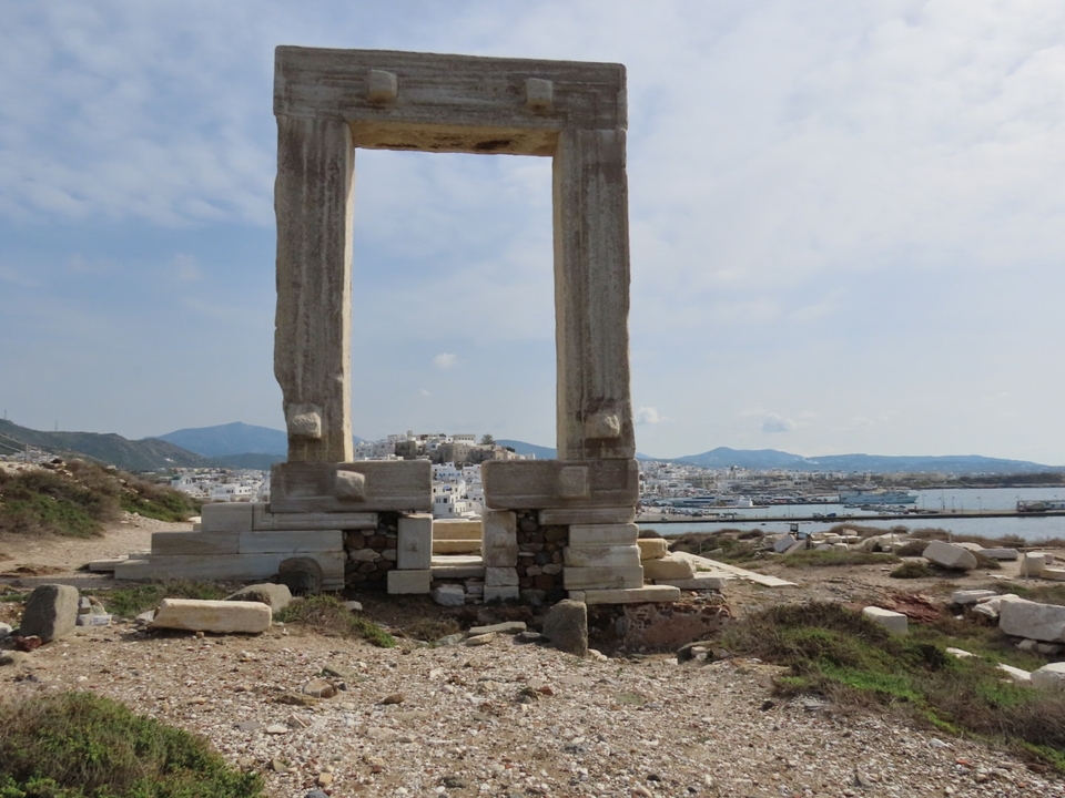 Ruines antiques avec une vue sur le port en arrière-plan.