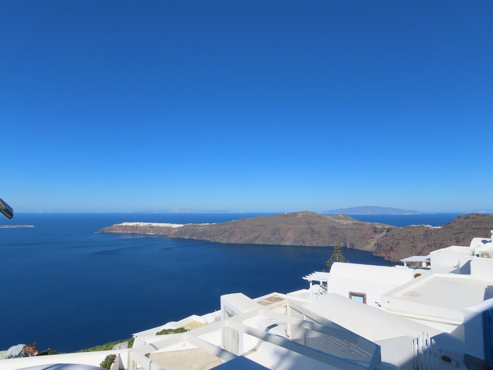 Vue de la mer Égée et du littoral avec des bâtiments blancs.