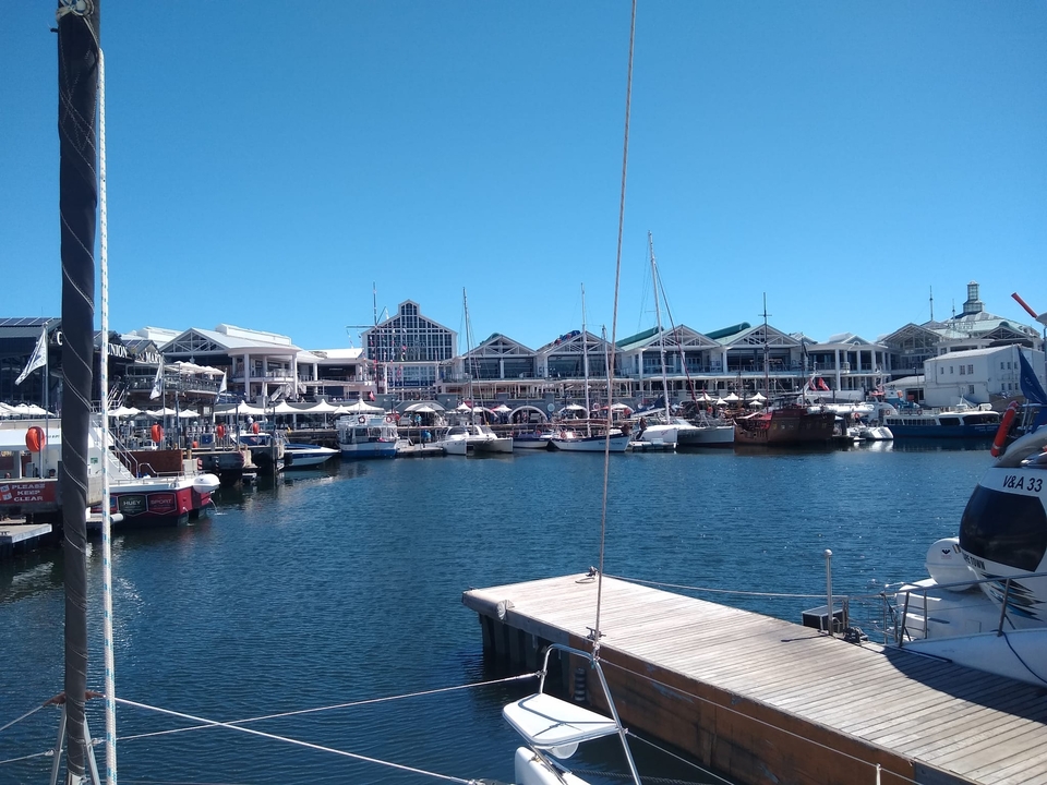 Port avec des bateaux et des bâtiments en arrière-plan.