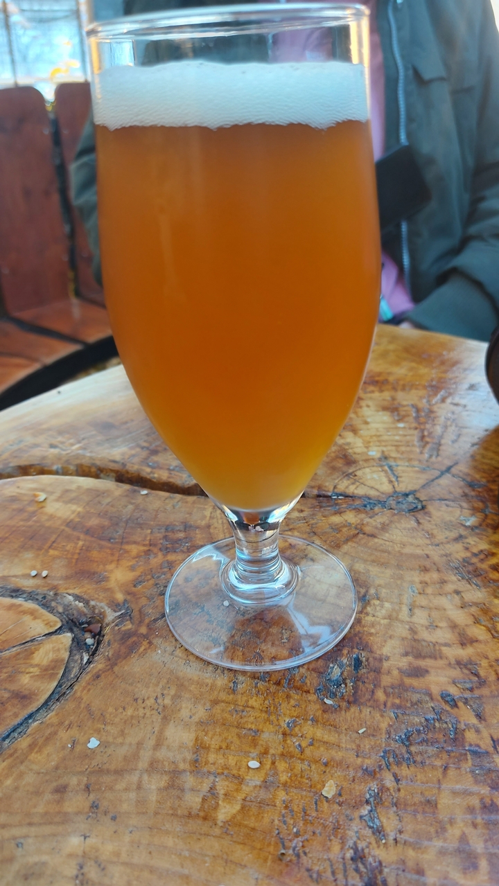 Verre de boisson à l'orange sur une table en bois.