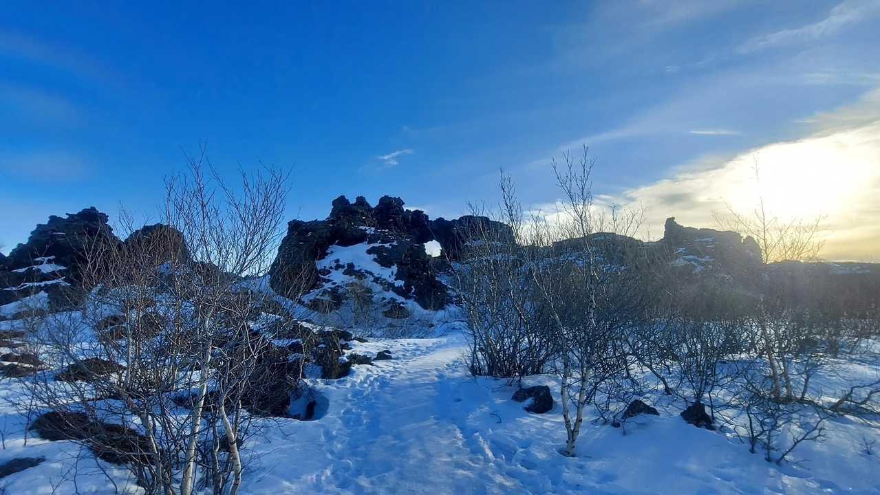 Paysage enneigé avec des formations rocheuses et un ciel dégagé.