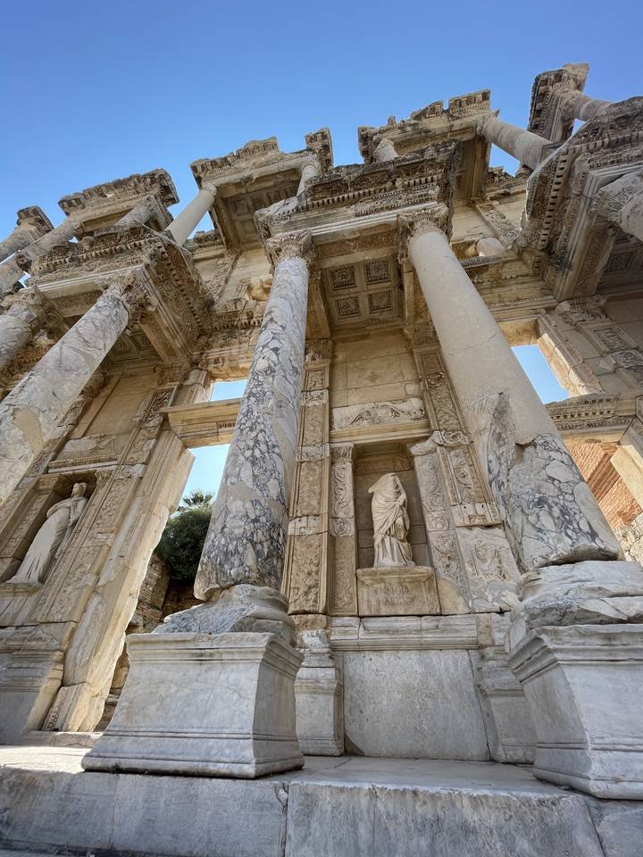 Ruines anciennes avec des sculptures détaillées et des colonnes.