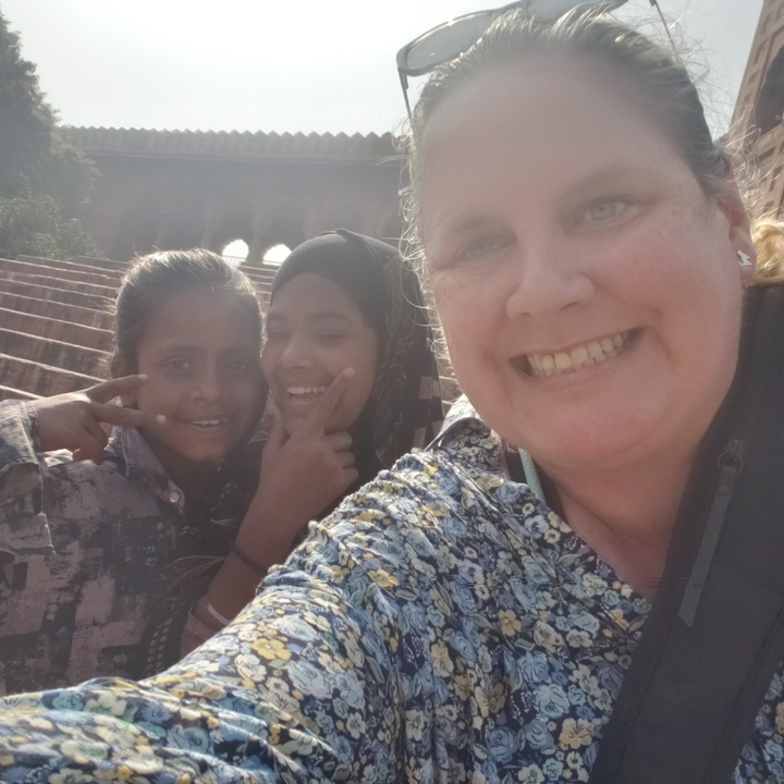 Un selfie avec des personnes souriantes, possiblement dans un site historique.