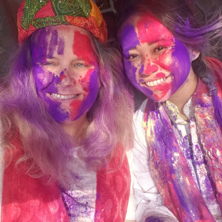 Deux personnes avec de la poudre colorée sur le visage.