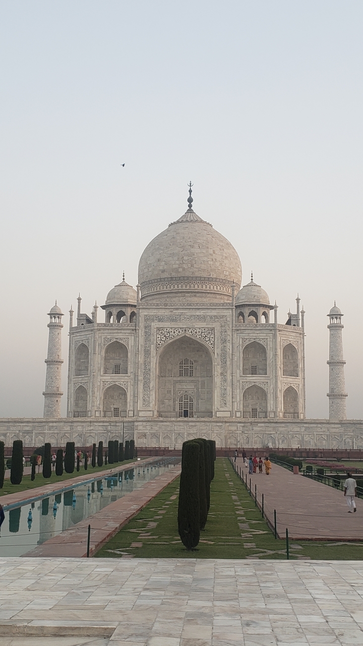 Vue complète du Taj Mahal.