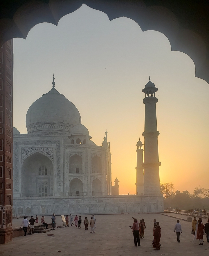 Le Taj Mahal au lever du soleil.