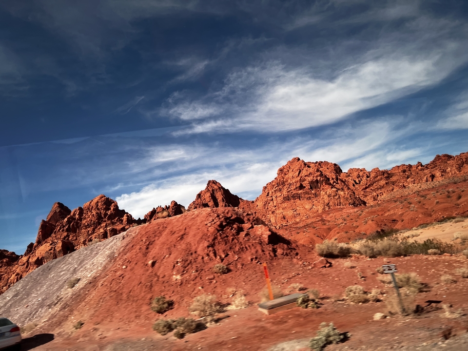 Formations rocheuses rouges sous un ciel bleu.
