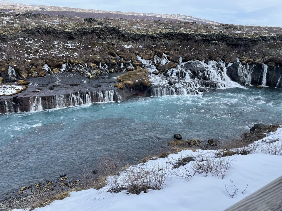 Une série de petites cascades se jetant dans une rivière.