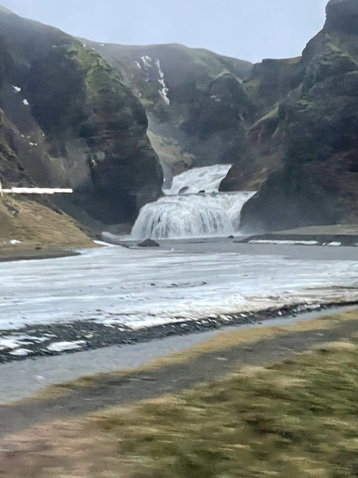 Image floue d'une cascade.