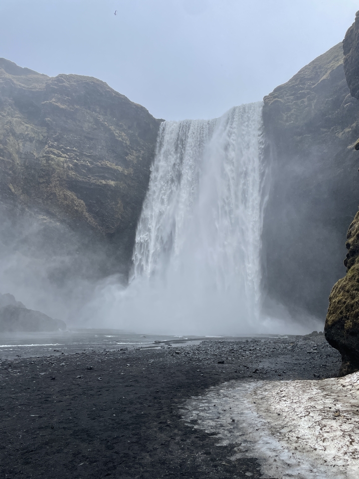 Gros plan sur une chute d'eau.