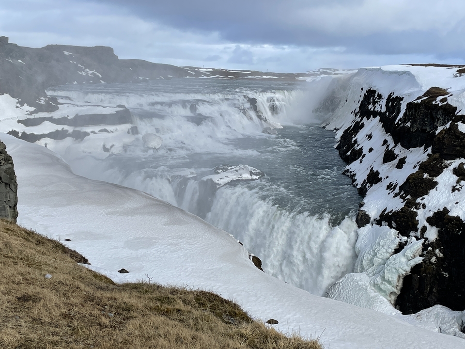 Une puissante cascade dans un paysage enneigé.