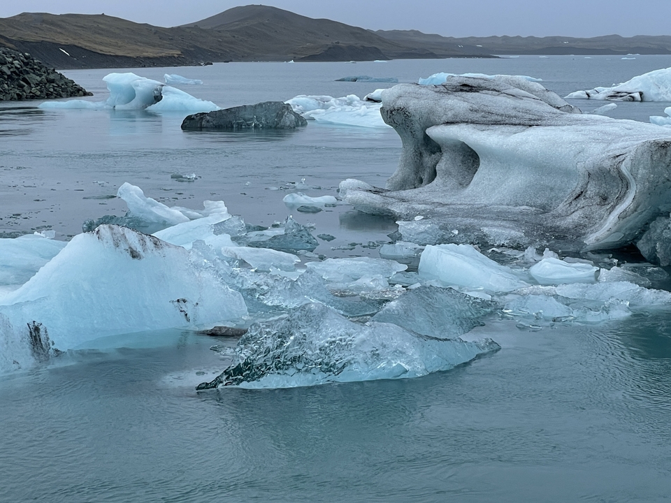 Icebergs flottant sur l'eau.