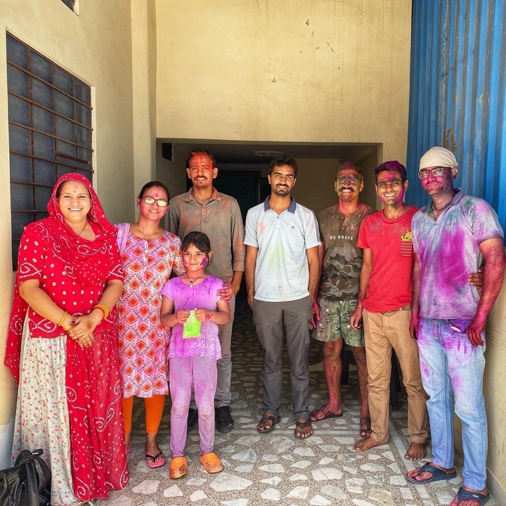 Un groupe de personnes célébrant un festival avec des poudres colorées.