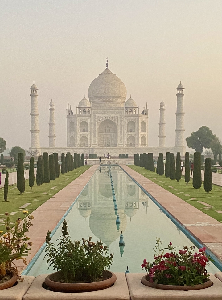 Le Taj Mahal avec un bassin de réflexion au premier plan.