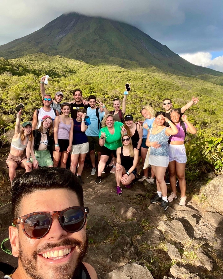 Un groupe de personnes posant lors d'une randonnée.