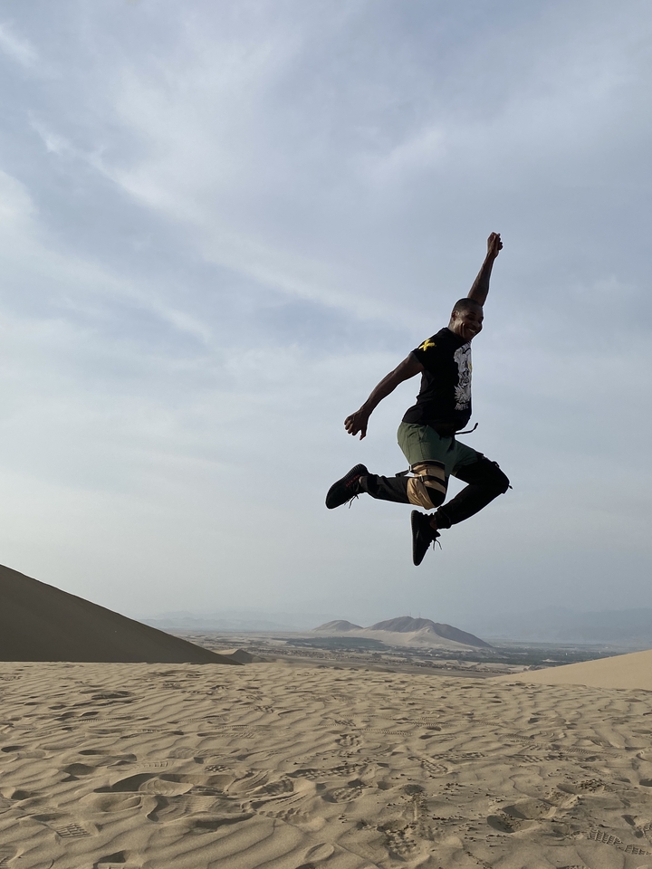 Personne sautant dans les airs sur fond de coucher de soleil.