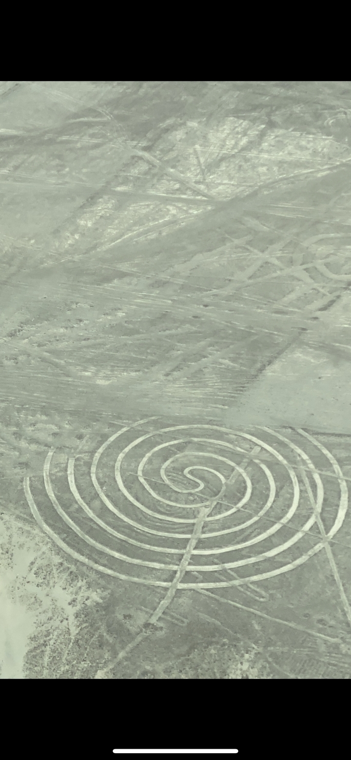 Vue aérienne des lignes de Nazca présentant des motifs en spirale.