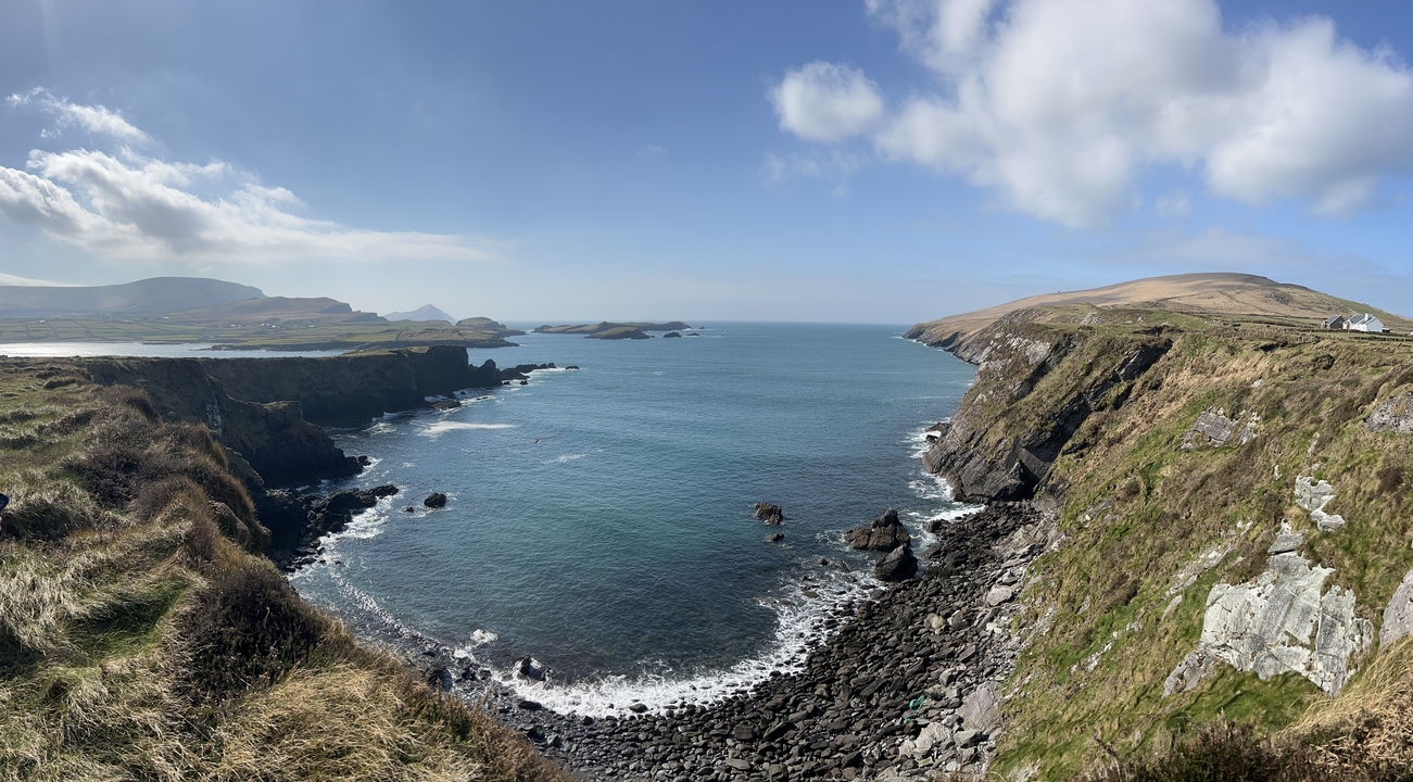 Paysage côtier pittoresque avec des rivages rocheux et l'océan.