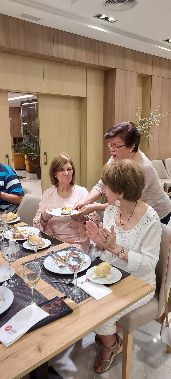 Un groupe de femmes qui prennent un repas ensemble avec plaisir.