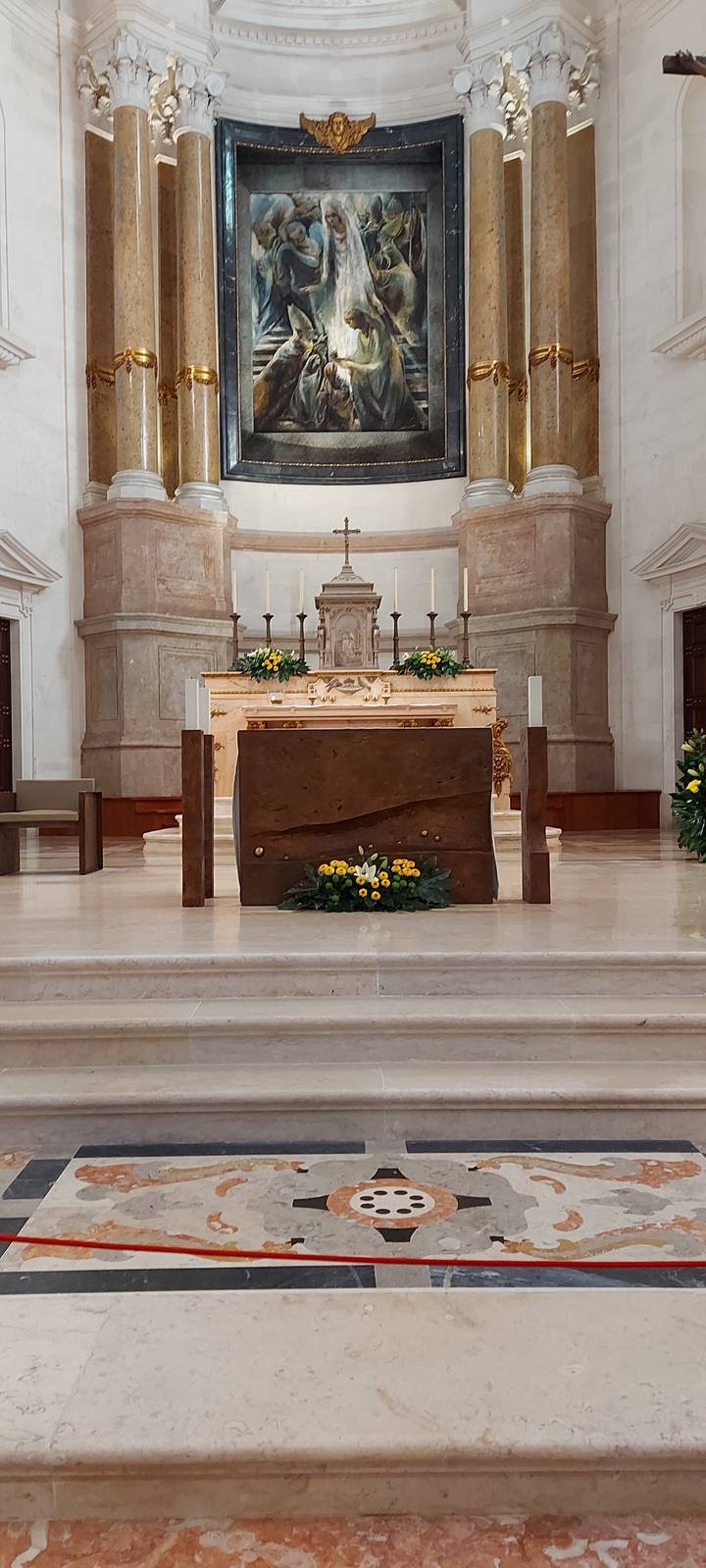 Intérieur d'une église avec un autel en bois.