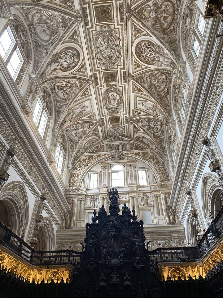 Plafond richement décoré d'une église.