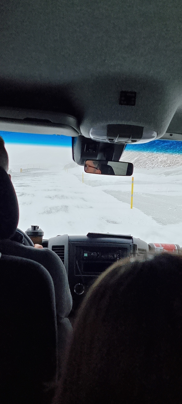 Vue depuis l'intérieur d'un véhicule conduisant dans des conditions neigeuses.