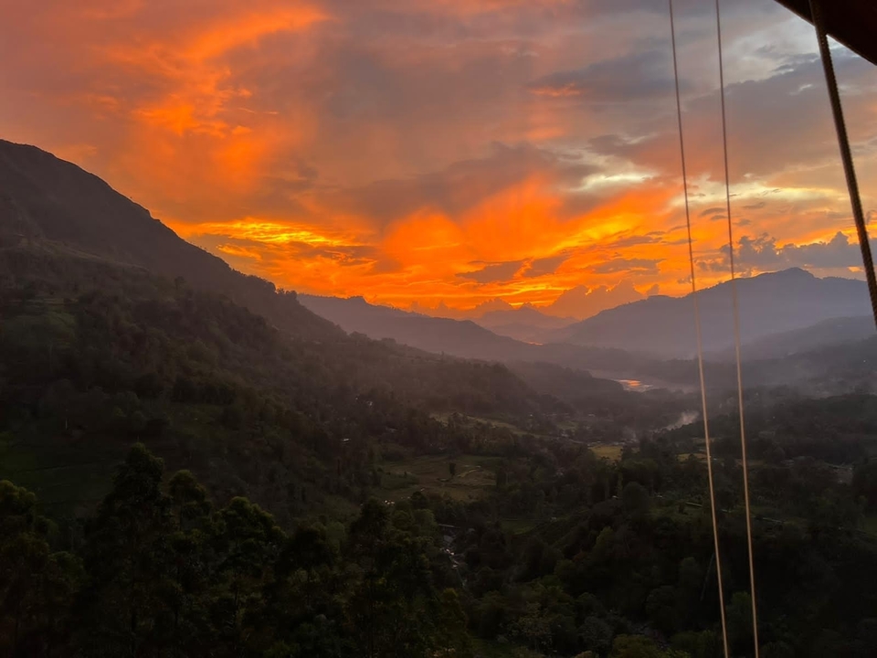 Coucher de soleil coloré sur un paysage montagneux.