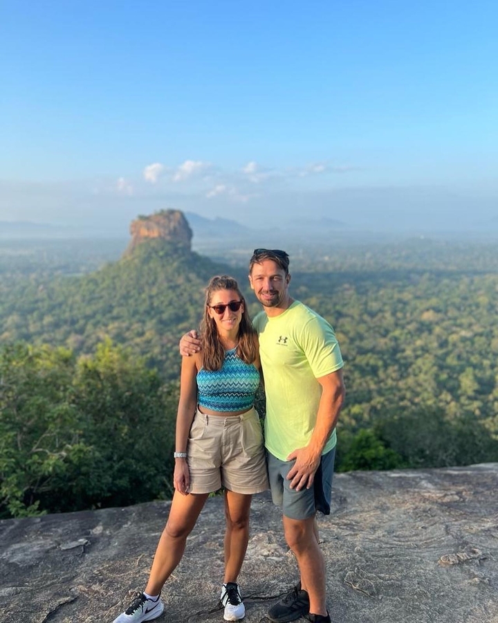 Couple posant avec Lion Rock au loin.
