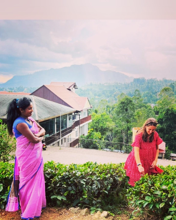 Deux femmes en vêtements colorés sur une terrasse.