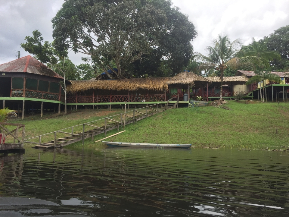 Chaumières sur une colline au bord d'une rivière.