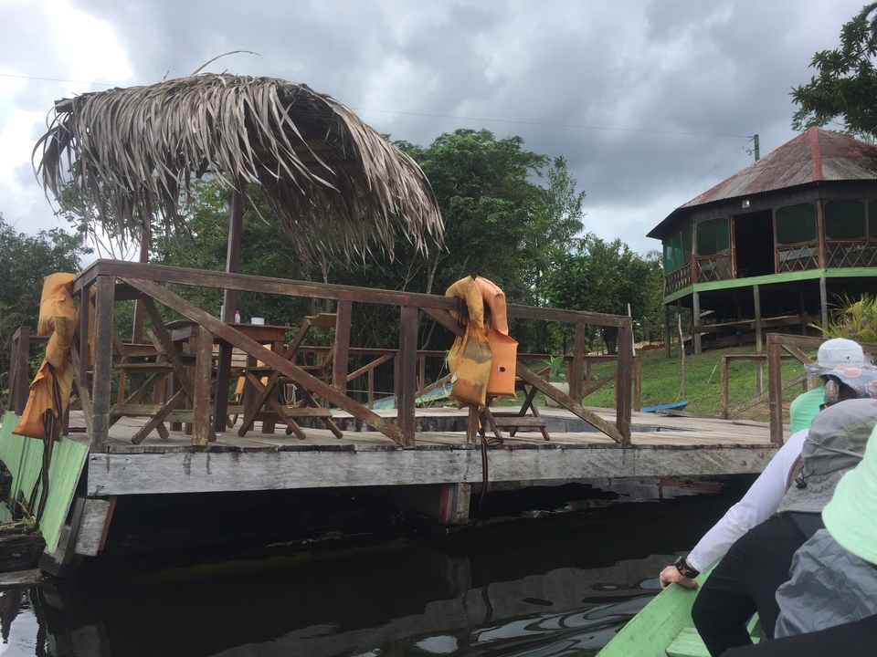 Terrasse en bois avec des chaises au bord de la rivière.