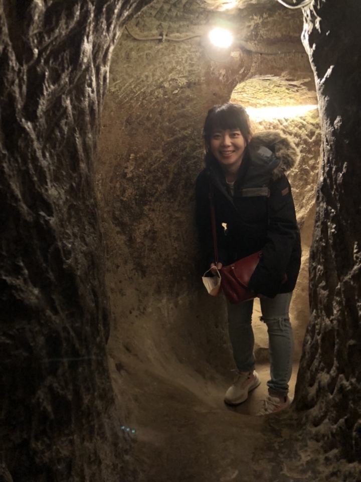 Personne dans un passage souterrain qui sourit.