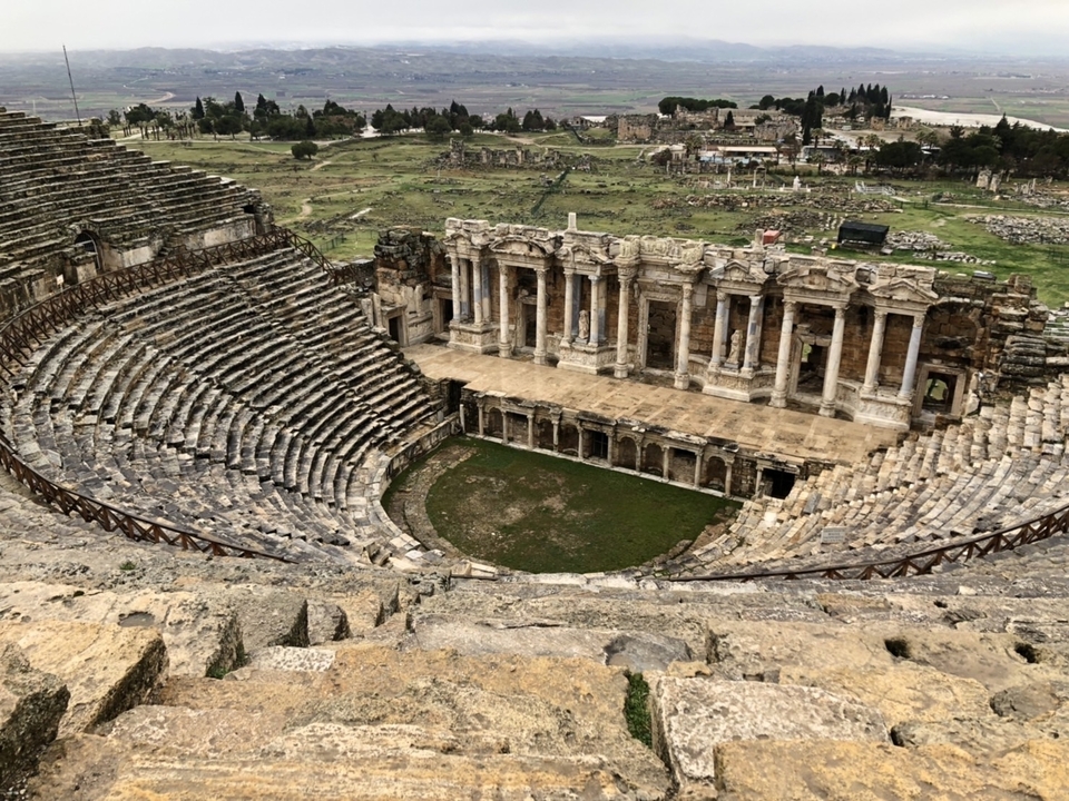 Amphithéâtre romain antique avec gradins en pierre.