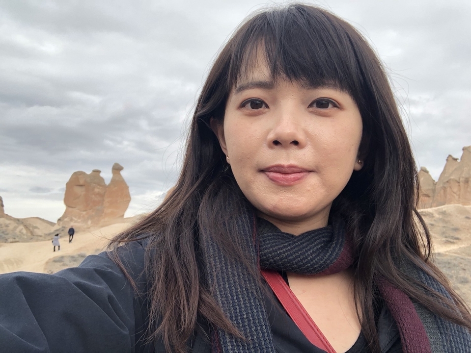 Selfie dans un paysage de formation rocheuse avec un ciel nuageux.