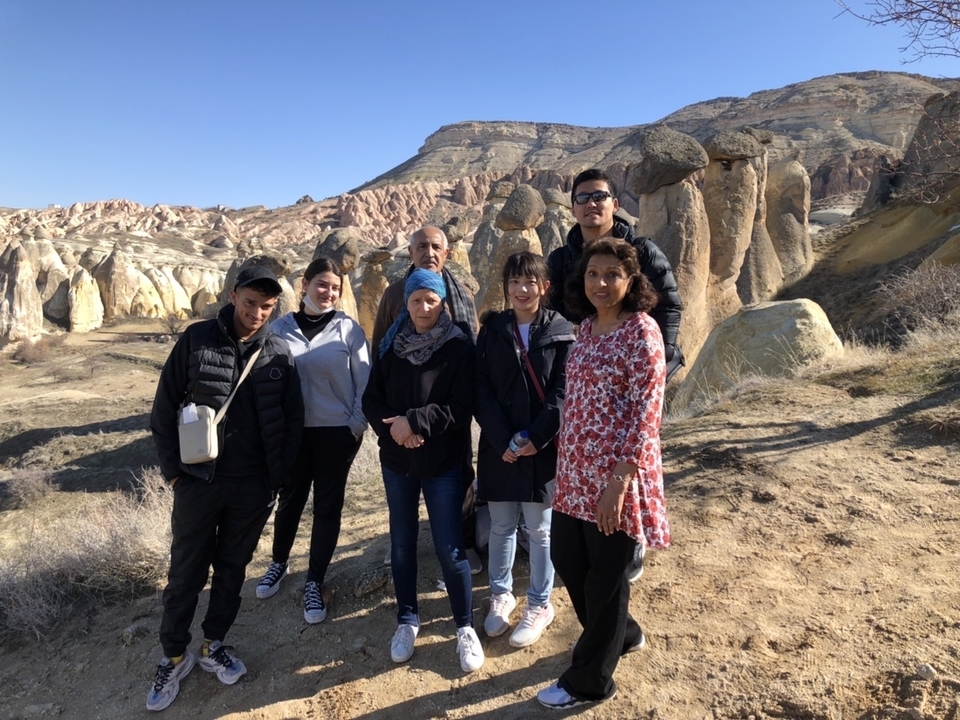 Groupe de personnes dans une vallée rocheuse en Cappadoce.