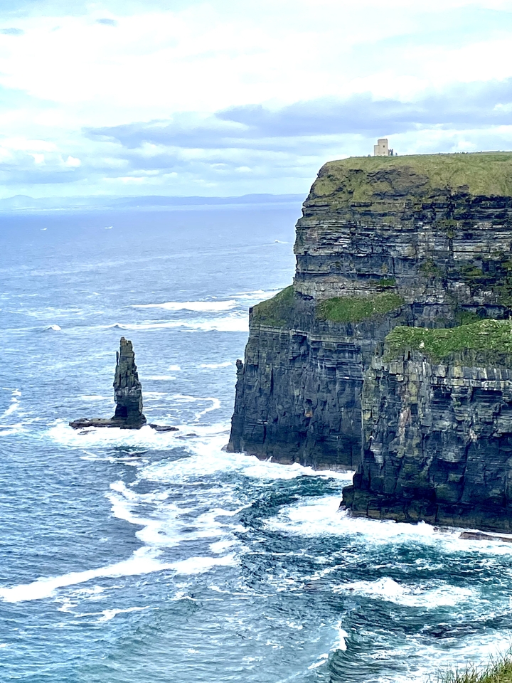 Falaises spectaculaires et vagues océaniques aux Falaises de Moher.