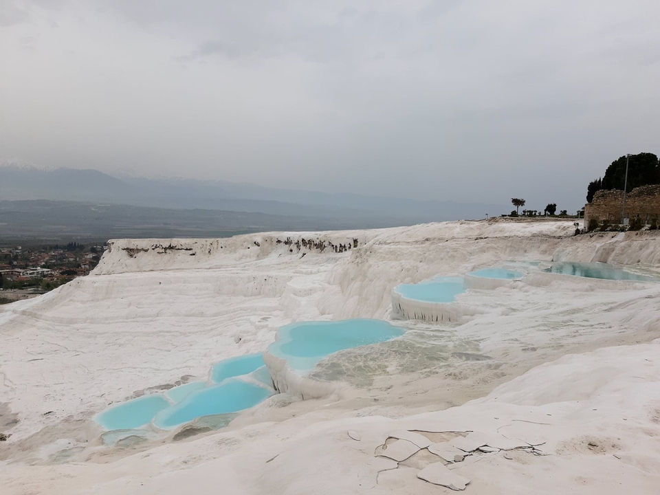 Terrasses de Pamukkale avec bassins turquoise.