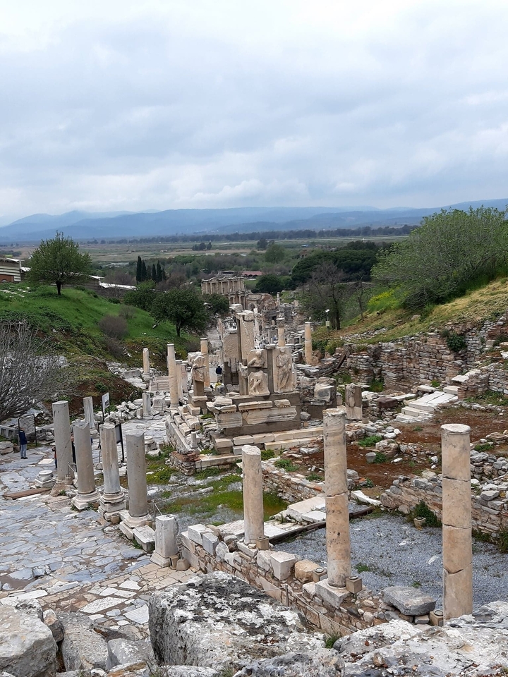 Ruines antiques avec des colonnes brisées et un décor pittoresque.
