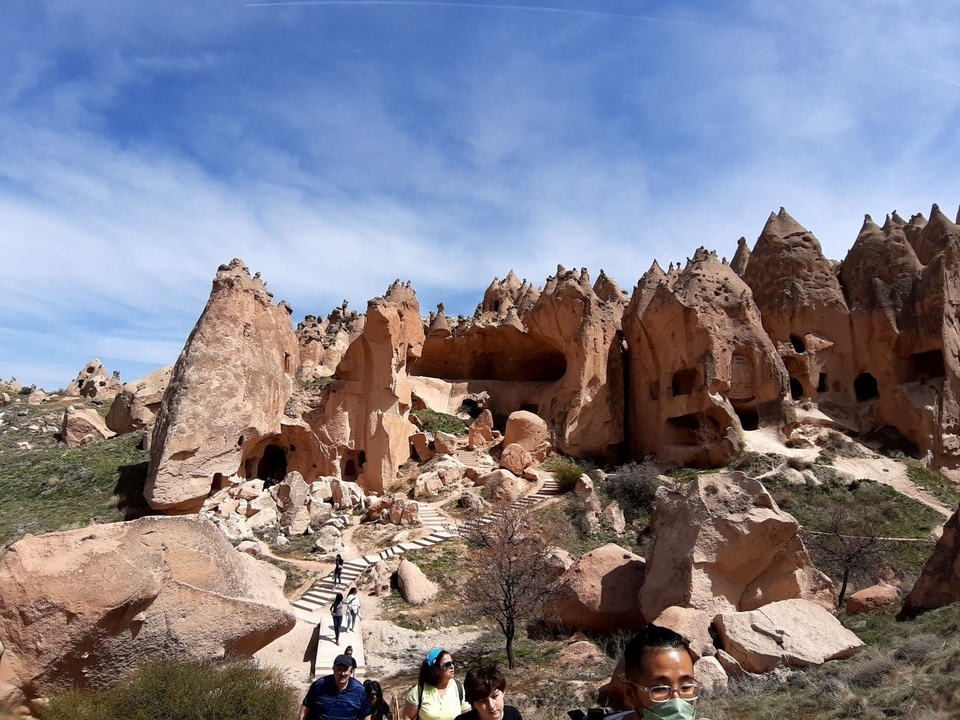 Formations rocheuses et habitations troglodytiques en Cappadoce.