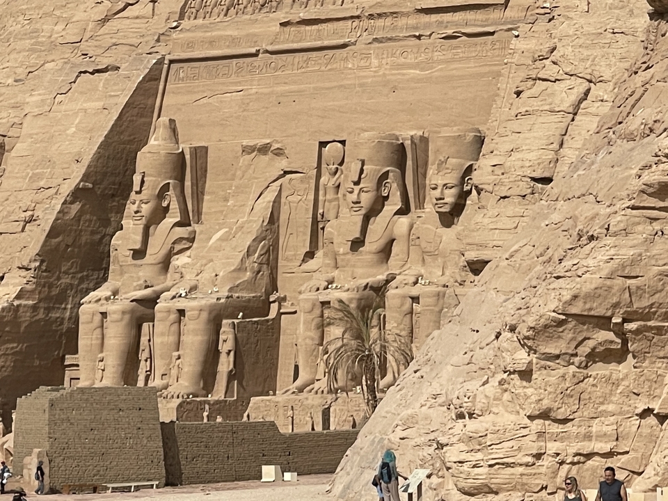 Magnifiques statues antiques sculptées dans la roche à Abou Simbel.