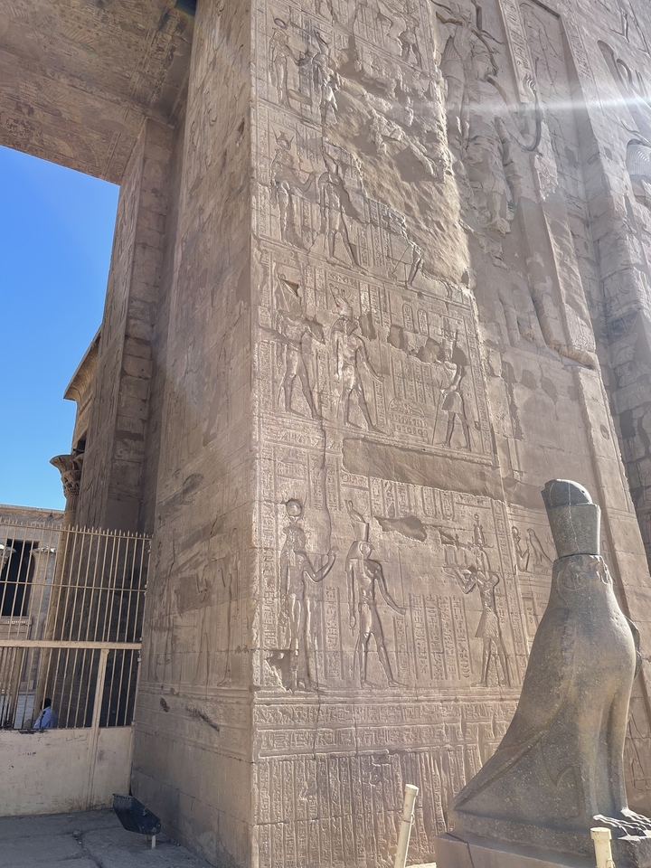 Sculptures détaillées sur la façade d'un temple ancien.