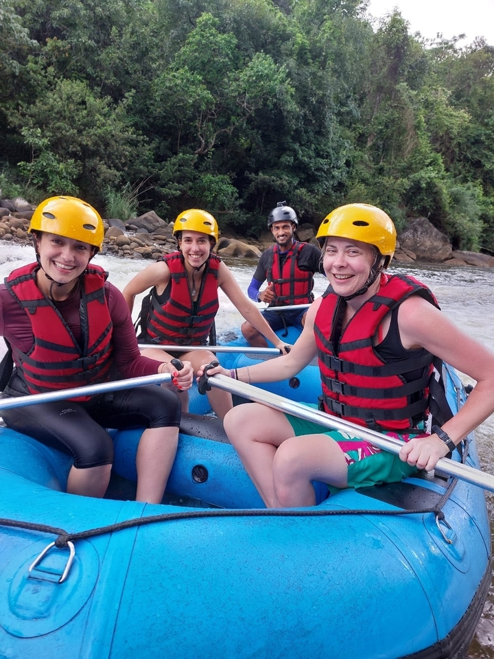 Groupe profitant d'une expérience de rafting